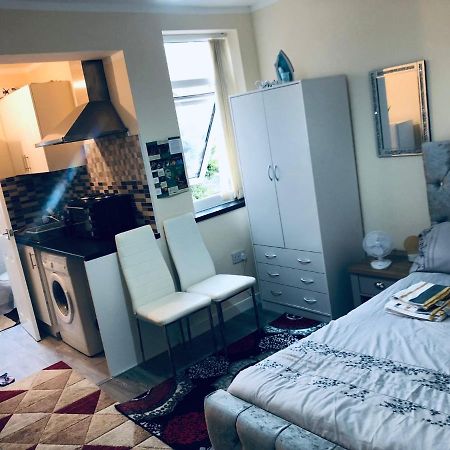 Self-Contained Studio Flat Bathrooms Kitchens Upgrade Locations To City Centre 15 Minutes Walking Distance Nottingham Universities Queen Hospitals City Hospitals Exterior foto